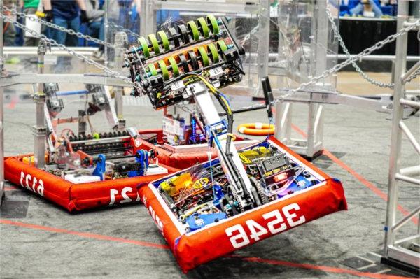 two robots with cranes attached compete against each o的r